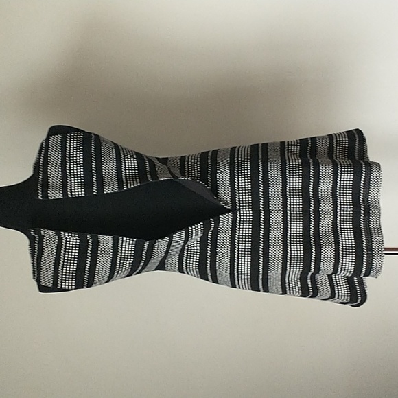 Black and White Sleeveless Dress - Picture 4 of 8